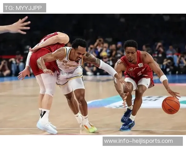 CBA总决赛第四场北京队不敌广厦队布朗在比赛中遭遇严密防守